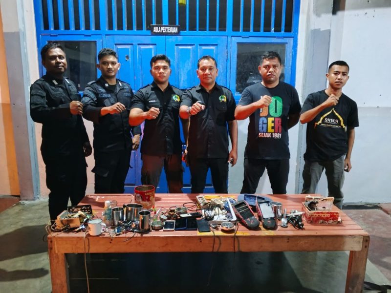 RAZIA, Lapas kelas IIA Ternate amankan barang terlarang.