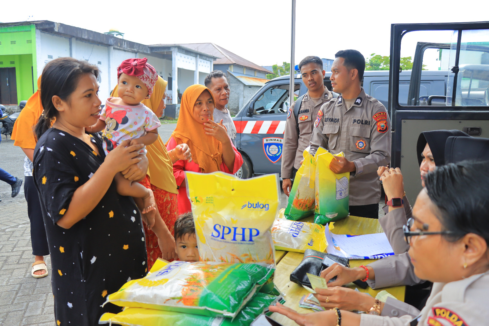 Polda Malut Gelar Gerakan Pangan Murah, Warga Hemat hingga Rp1.900/Kg Beras