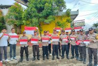 Polsek Ibu bagikan bendera Merah Puti.