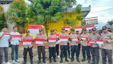 Polsek Ibu bagikan bendera Merah Puti.