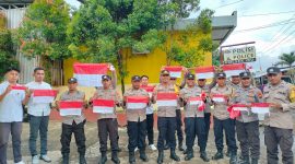 Polsek Ibu bagikan bendera Merah Puti.