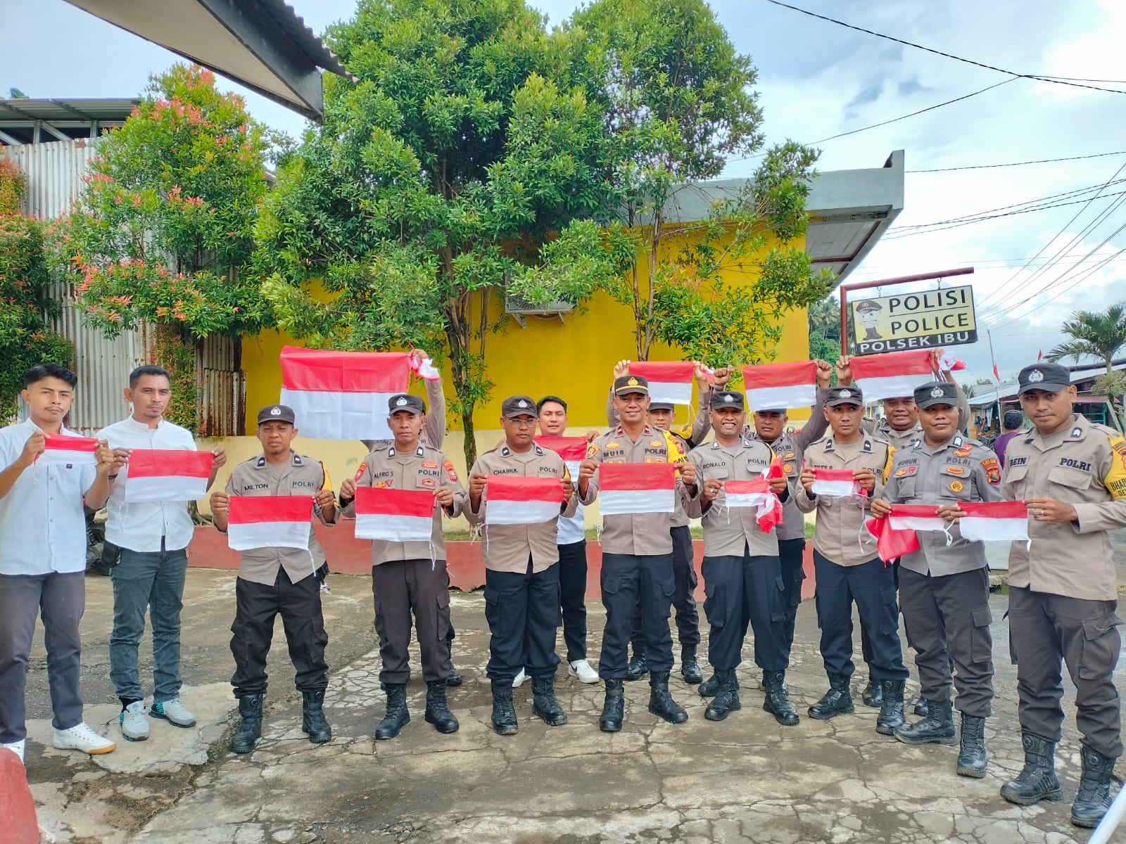 Semarak HUT RI Ke-80, Polsek Ibu Bagikan Bendera Merah Putih Dan Ajak Tertib Berlalu Lintas