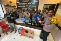 Polsek Pelabuhan Ahmad Yani, sita ratusan botol Miras.(foto/humas)