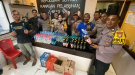 Polsek Pelabuhan Ahmad Yani, sita ratusan botol Miras.(foto/humas)