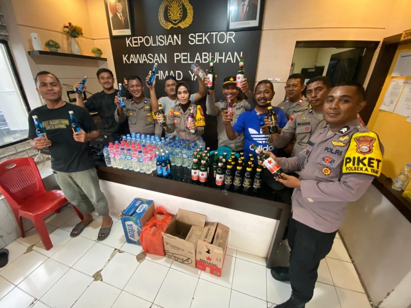 Polsek Pelabuhan Ahmad Yani, sita ratusan botol Miras.(foto/humas)