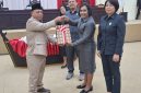 Penyerahan dokumen Bupati Halut dan Ketua DPRD di dampingi Wakil Ketua.