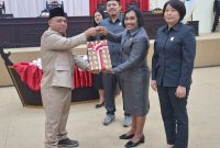 Penyerahan dokumen Bupati Halut dan Ketua DPRD di dampingi Wakil Ketua.