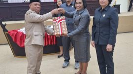 Penyerahan dokumen Bupati Halut dan Ketua DPRD di dampingi Wakil Ketua.