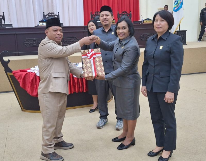 Penyerahan dokumen Bupati Halut dan Ketua DPRD di dampingi Wakil Ketua.