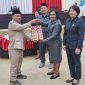 Penyerahan dokumen Bupati Halut dan Ketua DPRD di dampingi Wakil Ketua.