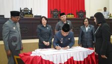 Pemda dan DPRD Halut Tanda tangani KUPA-PPASP