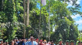 Wabup Halut, Dr. Kasman Hi. Ahmad, pimpinan upacara di bukit Toligoda. 