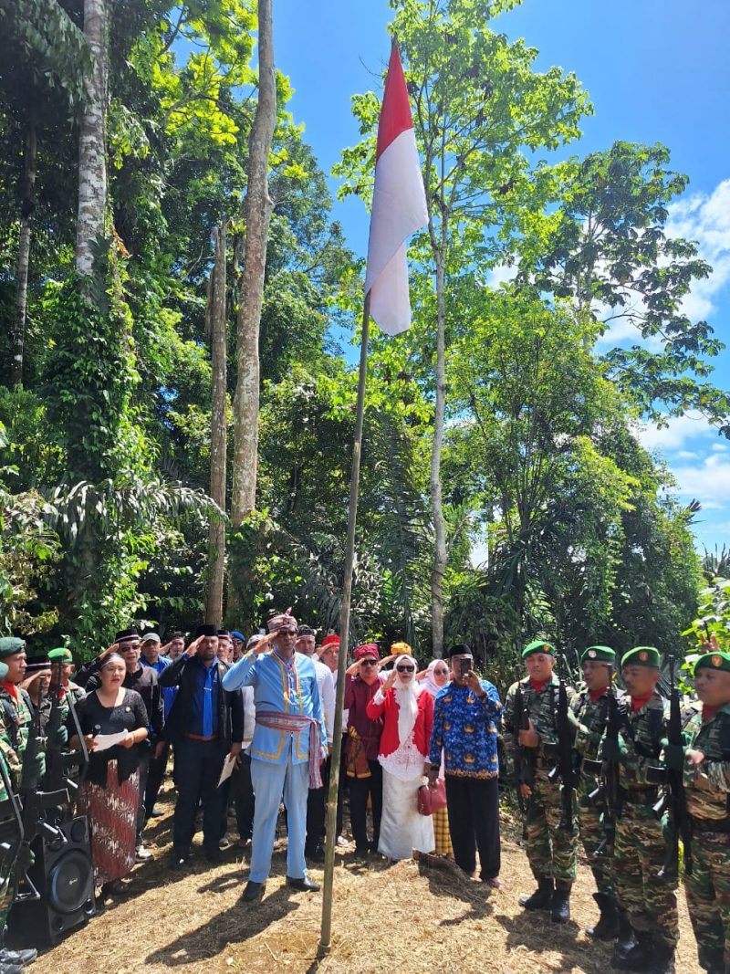 Wabup Halut, Dr. Kasman Hi. Ahmad, pimpinan upacara di bukit Toligoda. 