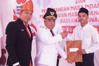 Bupati Halut Dr. Piet Hein Babua, berikan penyerahan resmisi HUT RI ke-80 bagi warga binaan lapas kelas IIB Tobelo. 