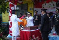 Bupati Halut Dr. Piet Hein Babua jadi irup di upacara penurunan bendera HUT RI Ke-80 di Kecamatan Kao Utara. 