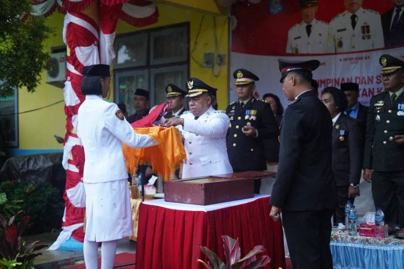Bupati Halut Dr. Piet Hein Babua jadi irup di upacara penurunan bendera HUT RI Ke-80 di Kecamatan Kao Utara. 