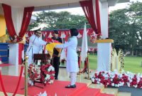 Wabup Halut, Dr. Hi. Kasman Hi. Ahmad jadi Irup di upacara  penurunan bendera. 