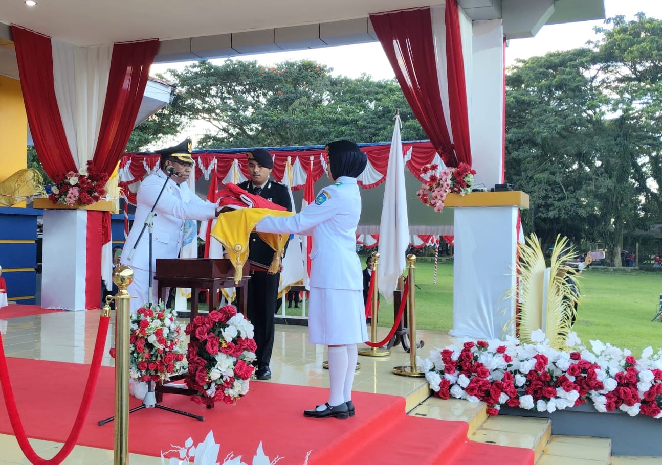 Wabup Halut Pimpin Upacara Penurunan Bendera, Tutup Rangkaian HUT Ke-80 RI