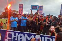Ketua DPW PAN Malut serahkan tropi dan hadiah kepada tim Persetop Tobelo yang keluar sebagai juara 1 di open turnamen PAN Cup I U20. 