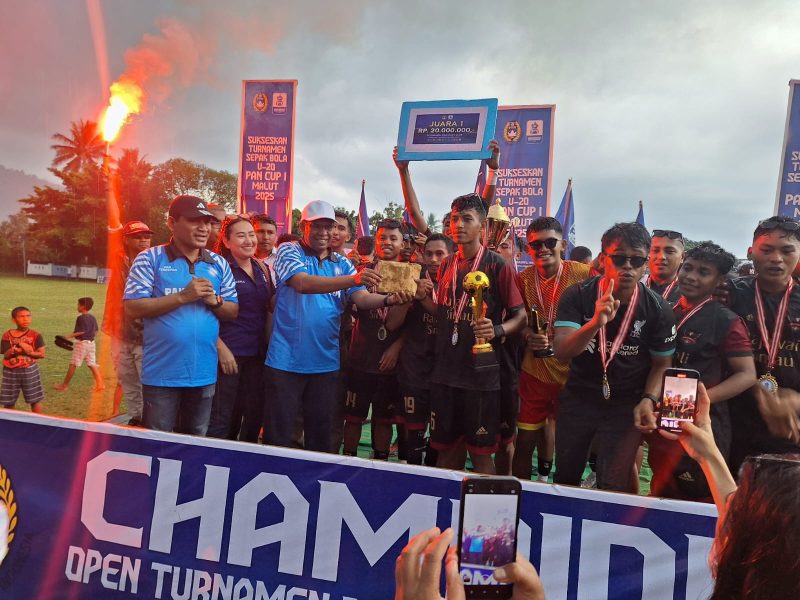 Ketua DPW PAN Malut serahkan tropi dan hadiah kepada tim Persetop Tobelo yang keluar sebagai juara 1 di open turnamen PAN Cup I U20. 