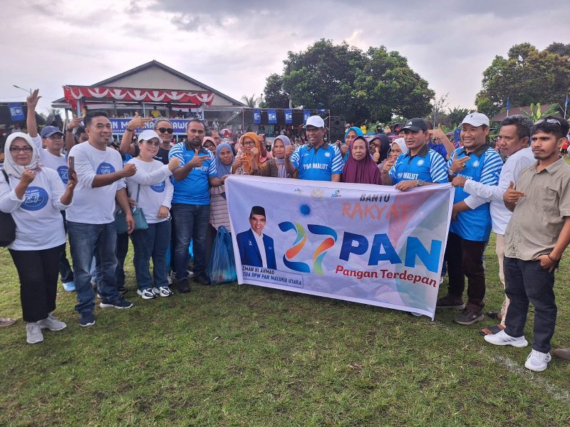 Ketua DPW PAN Malut Dr. Hi. Kasman Hi. Ahmad dan anggota DPR RI Fraksi PAN Ahmad Yohan bagikan sembako kepada para janda. 
