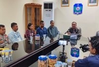 Sekda Halut dan anggota Paskibraka konferensi pers terkait isu honor Paskibraka