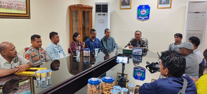 Sekda Halut dan anggota Paskibraka konferensi pers terkait isu honor Paskibraka