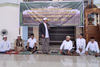 Wabup Halut saat mengukuhkan badan Ta'Mir Masjid Agung Subulussalam. 