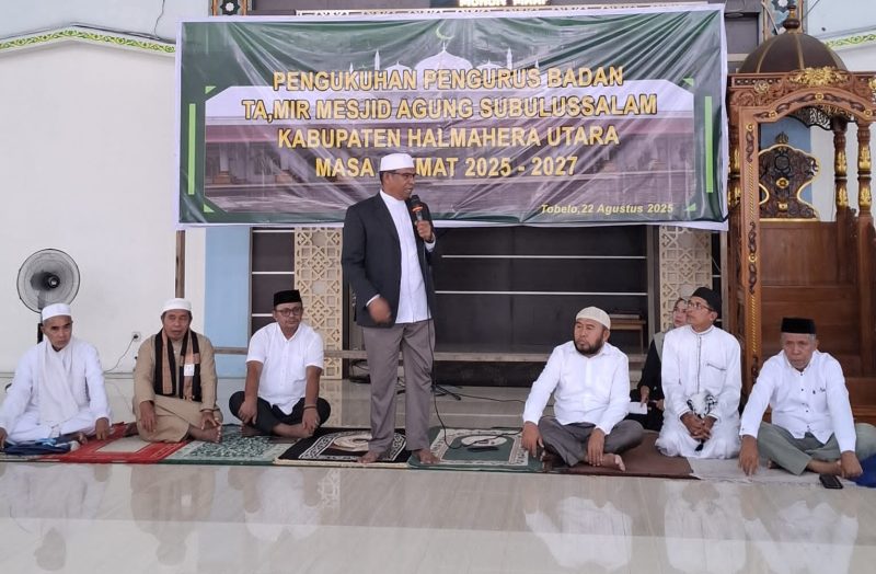 Wabup Halut saat mengukuhkan badan Ta'Mir Masjid Agung Subulussalam. 