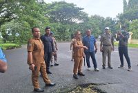 Bupati Halut tinjau lokasi pemerintahan, minta Dinas terkait pangkas sejumlah penghijauan. 