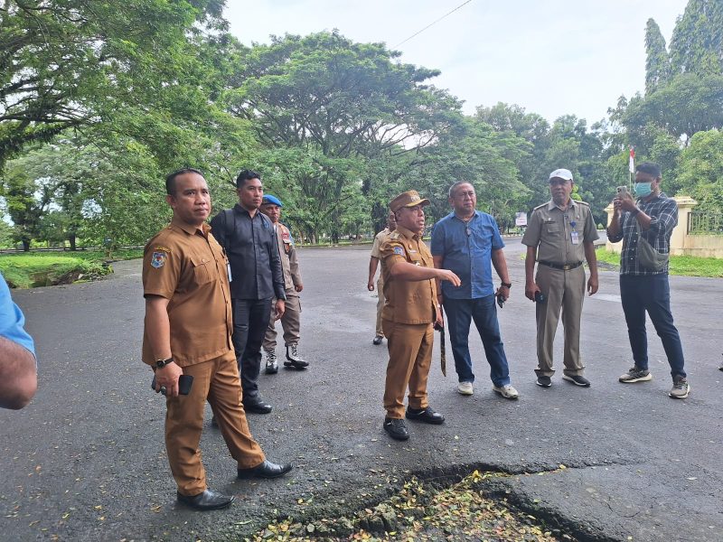 Bupati Halut tinjau lokasi pemerintahan, minta Dinas terkait pangkas sejumlah penghijauan. 