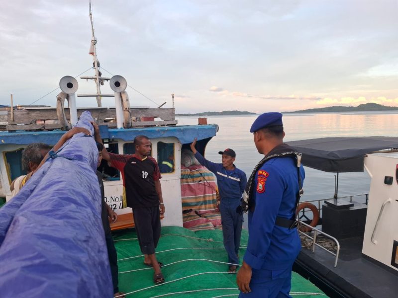 Polairid Polda Malut melakukan patroli. 