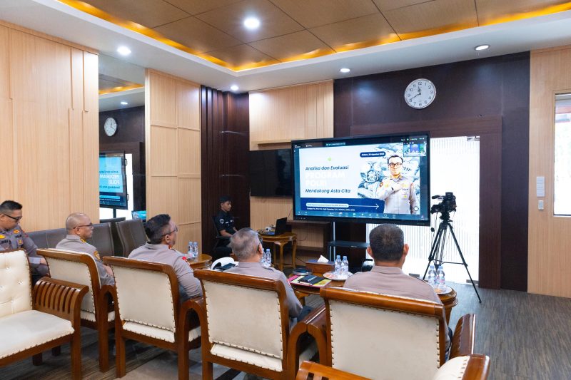 Wakapolda Malut ikut rapat bersama Kapolri lewat zoom meeting. 