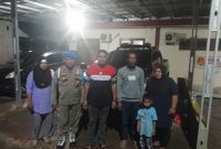 Pihak keluarga tersangka saat mendatangi Mapolres Halbar.