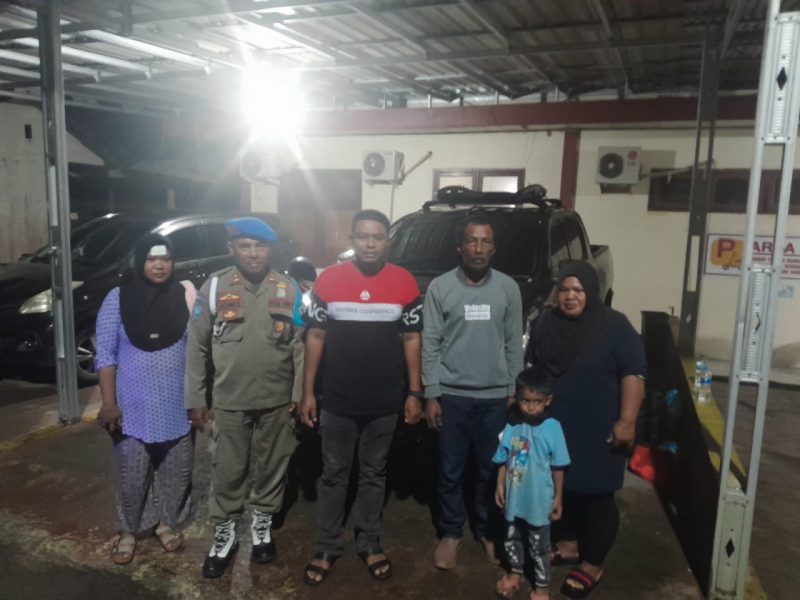 Pihak keluarga tersangka saat mendatangi Mapolres Halbar.