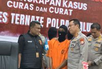 Kapolda Malut pimpin konferensi pers pengungkapan pelaku pencurian sadis.(foto/humas) 