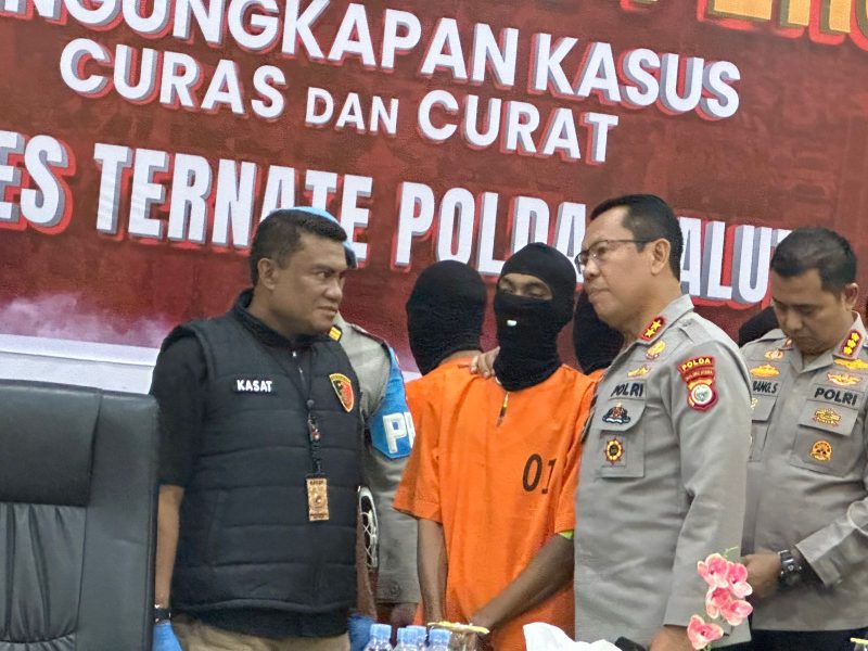 Kapolda Malut pimpin konferensi pers pengungkapan pelaku pencurian sadis.(foto/humas) 