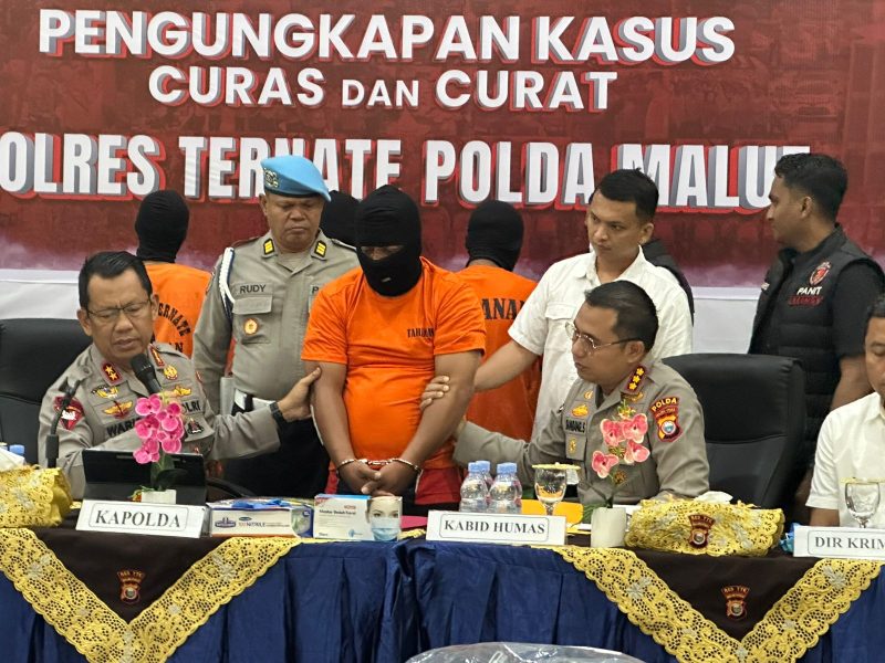 Kapolda Malut hadir konferensi pers, ungkap pelaku pencurian.(foto/humas) 