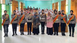 Polwan Polres Halteng gelar sosialisasi di SMA N1 Halteng.(foto/humas) 