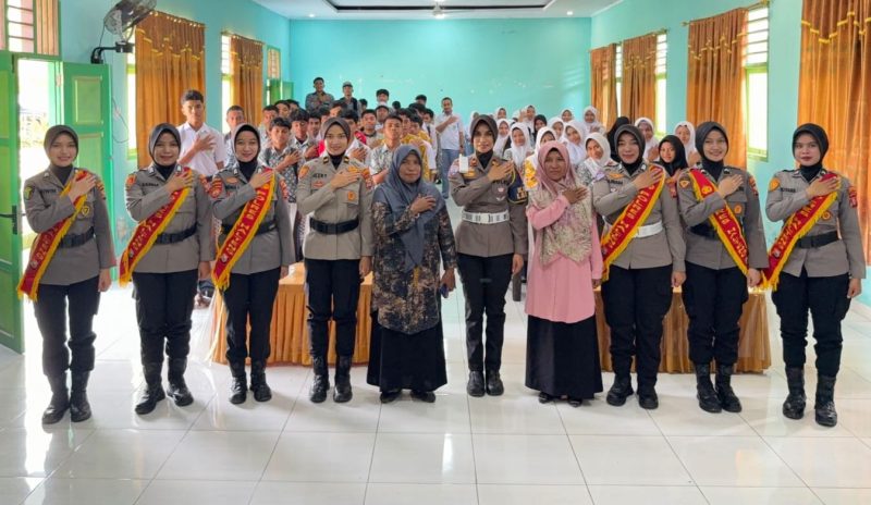 Polwan Polres Halteng gelar sosialisasi di SMA N1 Halteng.(foto/humas) 