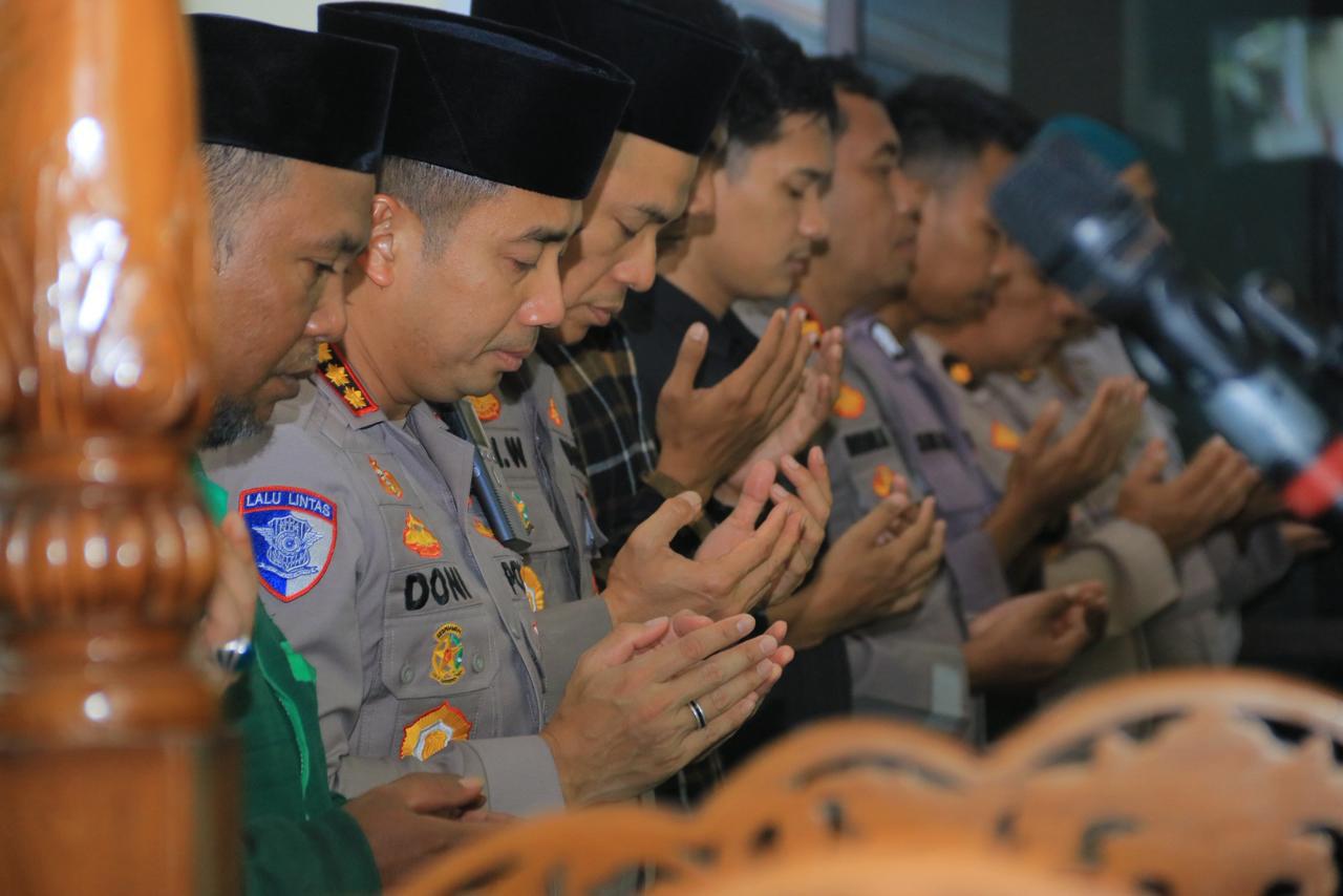 Polda Malut Dan Polres Jajaran Sholat Gaib Untuk Ojol Dan Komandan Brimob Yang Gugur Dalam Aksi