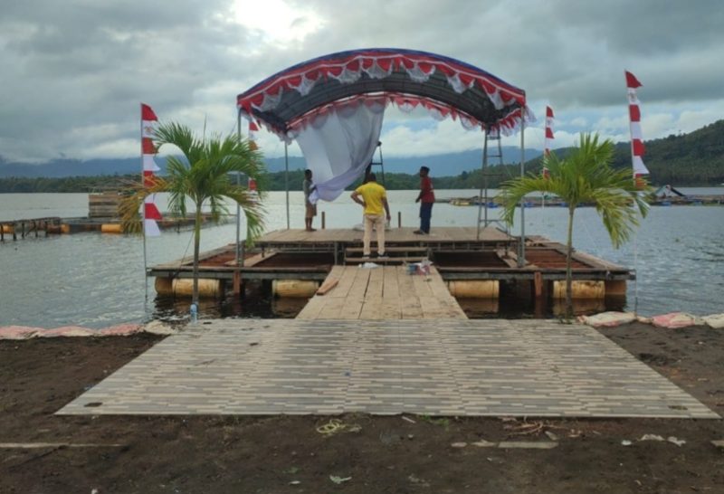 Panggung upaca HUT RI ke-80 di Danau Galela.