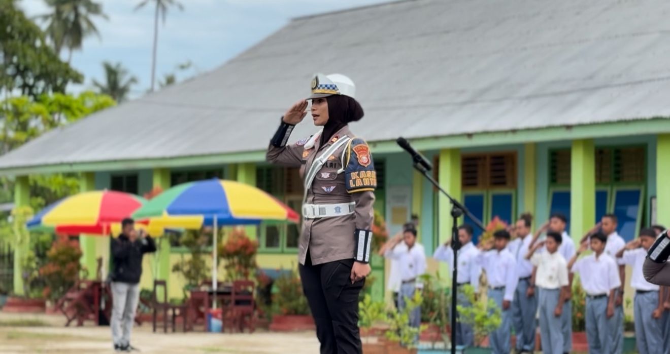 Peringati HUT Polwan Ke-77, Kasat Lantas Polres Halteng Jadi Irup Upacara Di MAN 1, Ajak Siswa Rise and Speak serta Tertib Berlalu Lintas