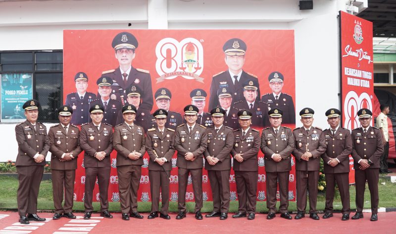 Pengambilan gambar memperingati HUT Kejaksaan RI, diantaranya Kejati Malut, Wakajati, Kejari Ternate, Asisten, Koordinator dan KTU 