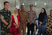 Pihak Kepolisian dan TNI datangi korban aksi. 