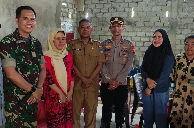 Pihak Kepolisian dan TNI datangi korban aksi. 