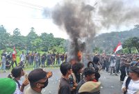 Massa aksi saat melakukan orasi di depan kantor DPRD Halut dan membakar ban bekas. 