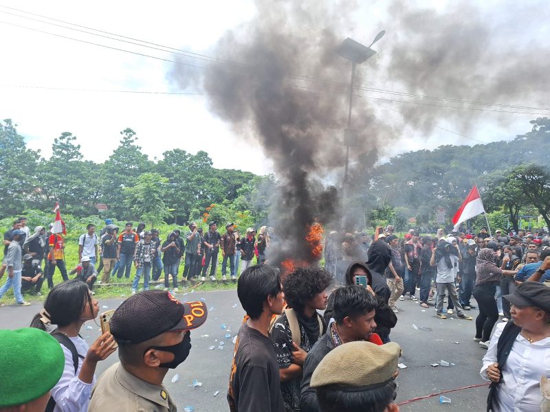 Massa aksi saat melakukan orasi di depan kantor DPRD Halut dan membakar ban bekas. 