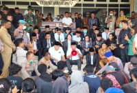 Jumar Mafoloi duduk bersama Bupati dan anggota DPRD, temui masa aksi