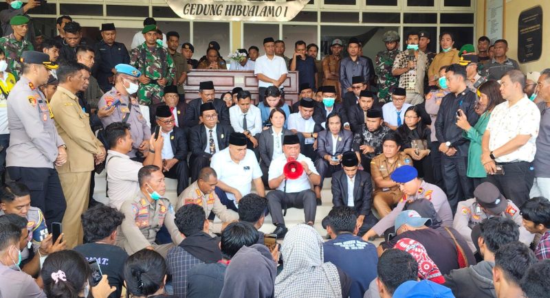 Jumar Mafoloi duduk bersama Bupati dan anggota DPRD, temui masa aksi